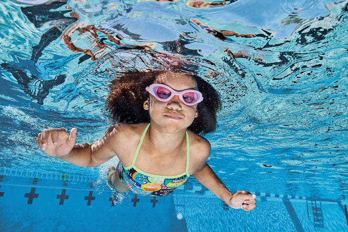 Arena The One Junior goggles with clear lenses and adjustable strap, designed for young swimmers.