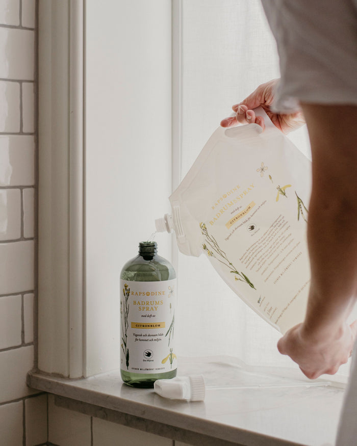 Rapsodines allrentspray med refillförpackning i varm och naturlig köksmiljö