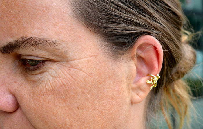 Model wearing Gold Frog Ear Cuff – Nature-Inspired Non-Piercing Jewelry