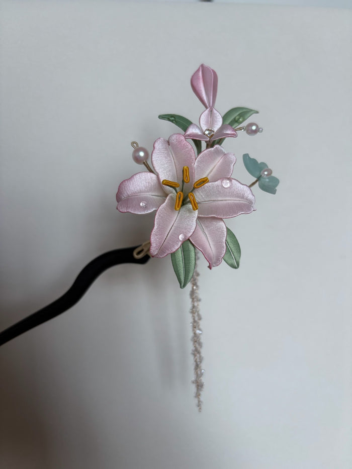 A handmade Chanhua lily hairpin with pink petals and green leaves-2