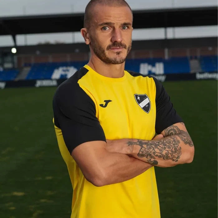 Joma Boys Academy IV T-shirt in yellow and black, casual youth T-shirt with Joma branding and sporty design.