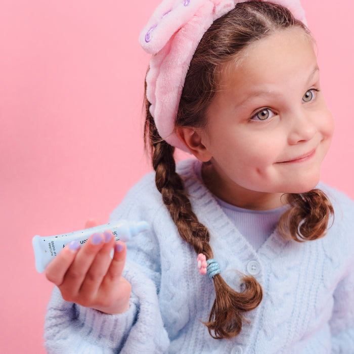 Oh-Flossy-Kids-Natural-Makeup-Lip-gloss-cotton-candy-with-girl