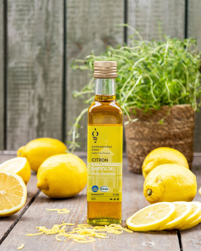 Gunnarshögs kallpressade citronrapsolja tillsammans med färska citroner i naturlig köksmiljö
